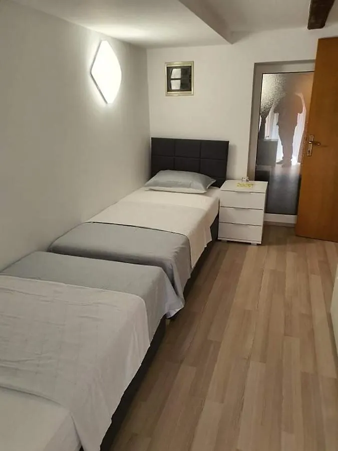 Aldi 4 Apartment Pula